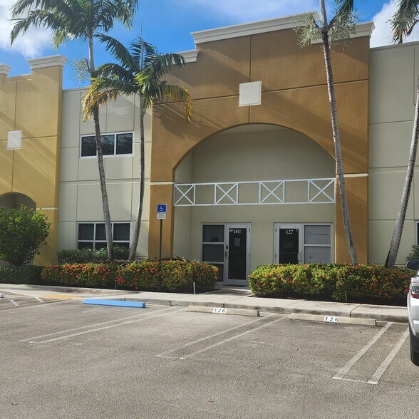 11231 NW 20th St, Miami, FL à louer - Photo de l’immeuble – Image 3 sur 41