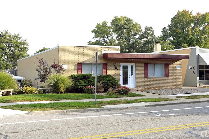 1202 Catalpa Dr, Royal Oak, MI à louer - Photo de l’immeuble – Image 3 sur 5