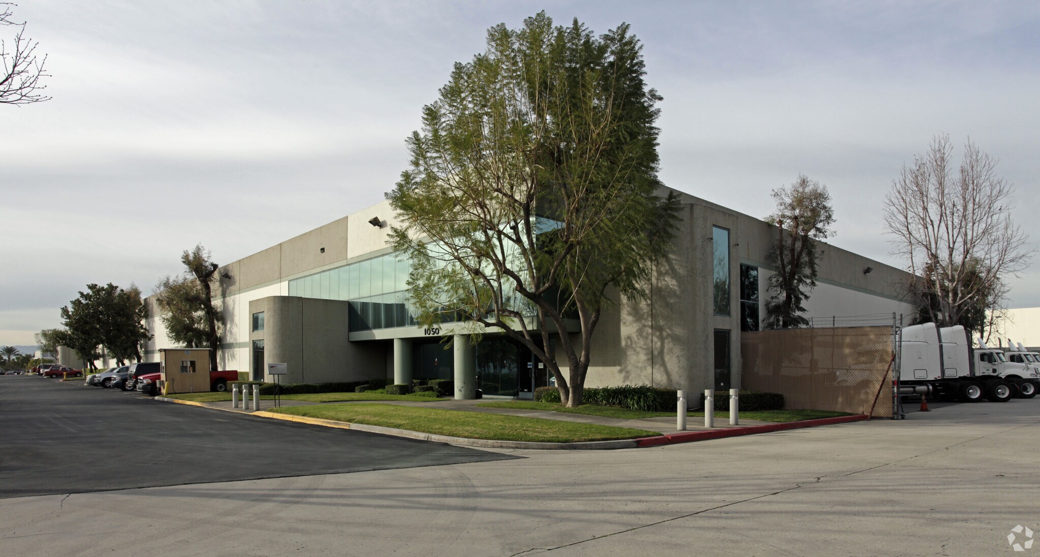 1050 S Dupont Ave, Ontario, CA à louer Photo principale– Image 1 sur 4