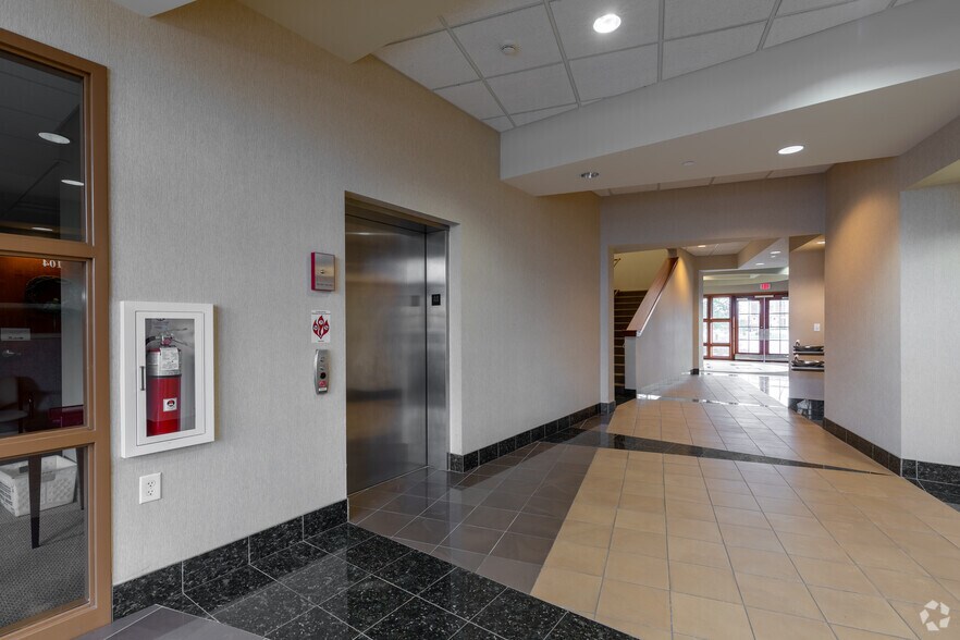 2120 High Wickham Place, Louisville, KY à louer - Hall d’entrée – Image 2 sur 16