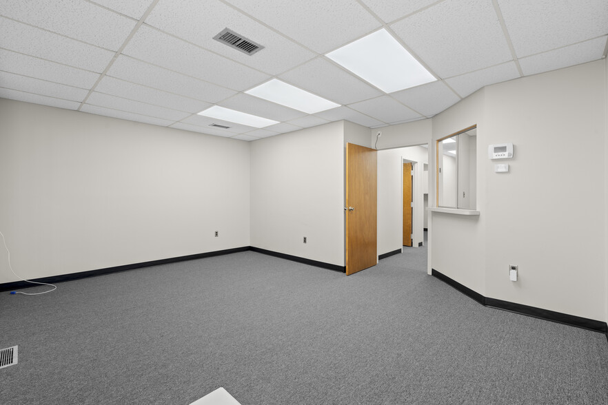 961-971 Oakwood Dr, Rochester, MI à louer - Photo intérieure – Image 3 sur 29