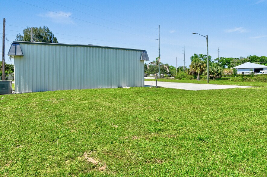 3801 Okeechobee Rd, Fort Pierce, FL à louer - Photo de l’immeuble – Image 3 sur 11
