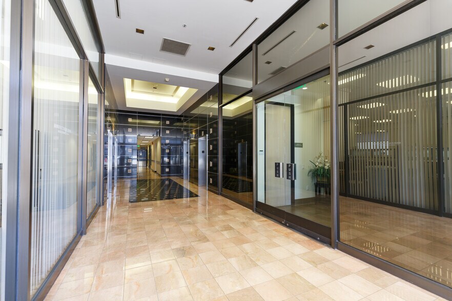 16255 Ventura Blvd, Encino, CA à louer - Hall d’entrée – Image 2 sur 11