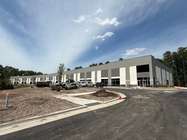 1050 Northgate Ct, Morrisville, NC à louer - Photo de l’immeuble – Image 2 sur 15