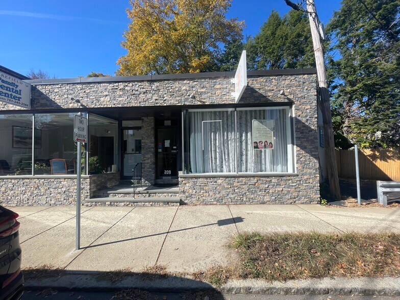209 Albion St, Wakefield, MA à louer - Photo de l’immeuble – Image 2 sur 14