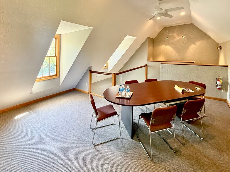 255 Park Pl, Chagrin Falls, OH à louer - Photo de l’immeuble – Image 2 sur 10