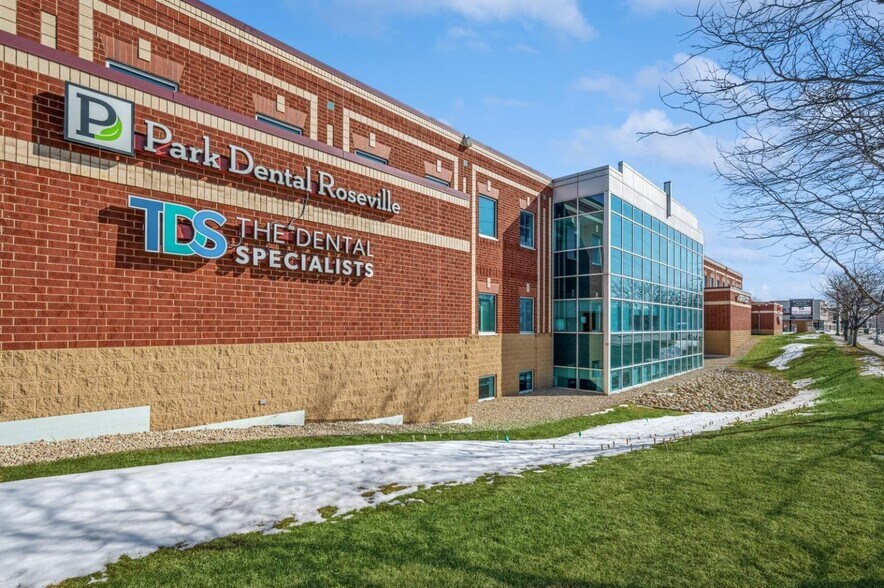 1835 W County Road C, Roseville, MN à louer - Photo de l’immeuble – Image 3 sur 5