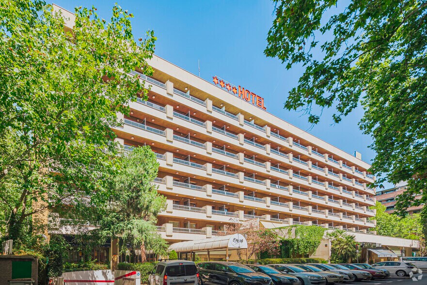 Services hôteliers dans Madrid, Madrid à vendre - Photo principale – Image 1 sur 8