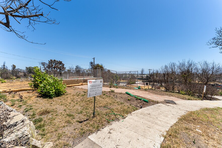 15475 Albright St, Pacific Palisades, CA à vendre - Photo de l’immeuble – Image 3 sur 22