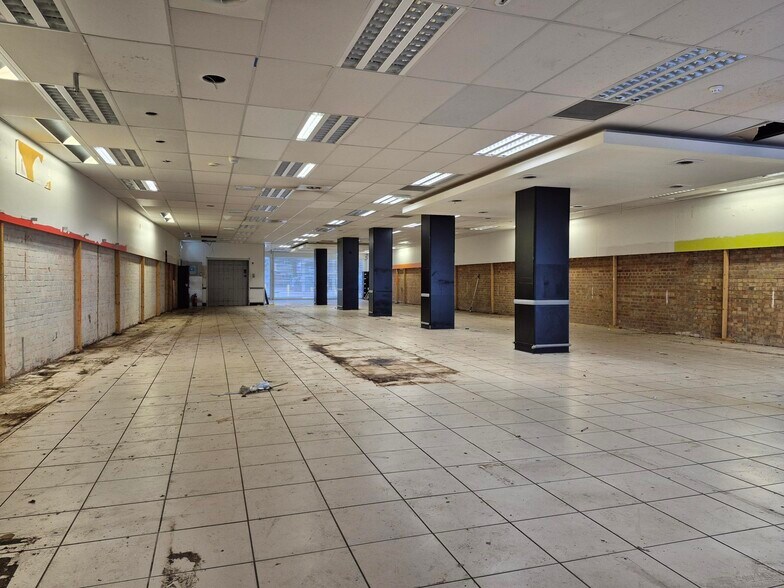 309-311 Lymington Rd, Christchurch à louer - Photo de l’immeuble – Image 3 sur 4