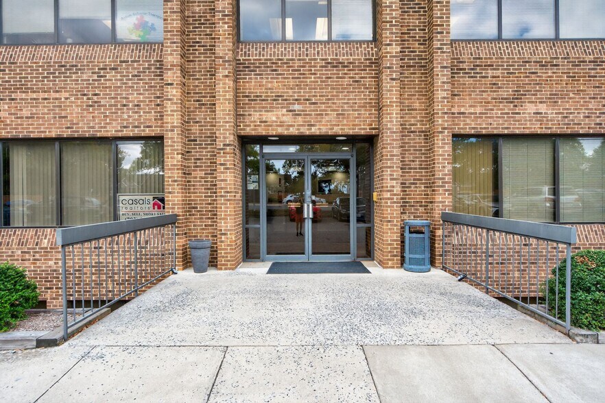 2050 Old Bridge Rd, Woodbridge, VA à vendre - Photo de l’immeuble – Image 2 sur 44