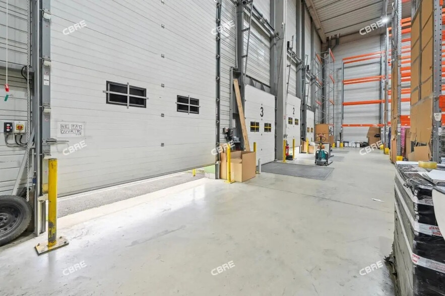 Industriel/Logistique dans Stains à louer - Photo de l’immeuble – Image 3 sur 11