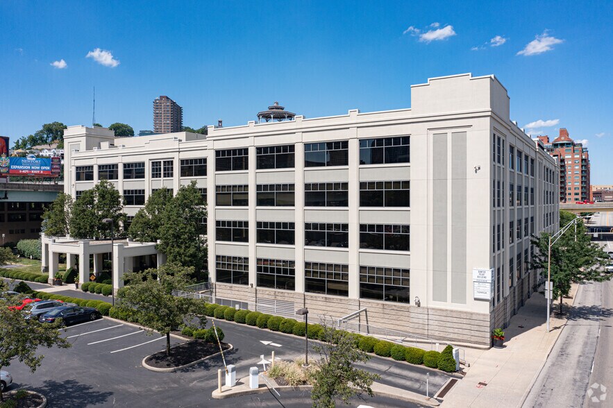 720 E Pete Rose Way, Cincinnati, OH à louer - Photo de l’immeuble – Image 1 sur 18