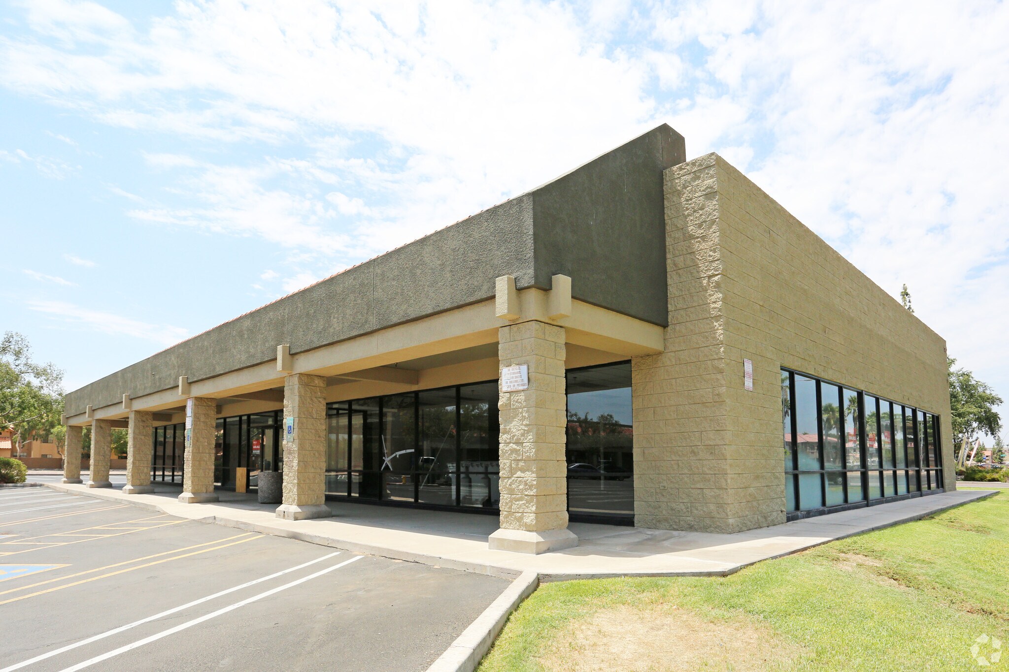 251 E Brown Rd, Mesa, AZ à louer Photo principale– Image 1 sur 5