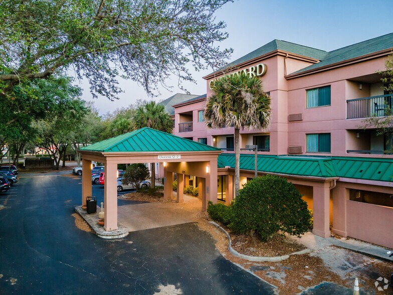 13575 Cypress Glen Ln, Tampa, FL à vendre - Photo de l’immeuble – Image 3 sur 7