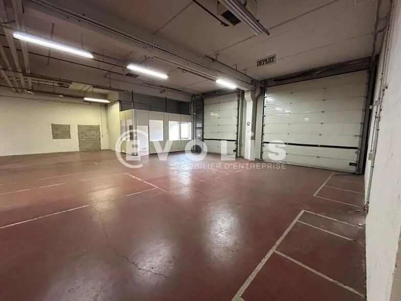 17 Rue Des Cévennes, Lisses à louer - Photo intérieure – Image 3 sur 7