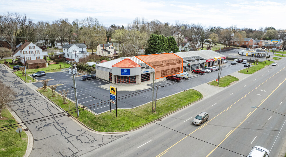 416-424 N Madison Blvd, Roxboro, NC à louer - Photo de l’immeuble – Image 1 sur 9