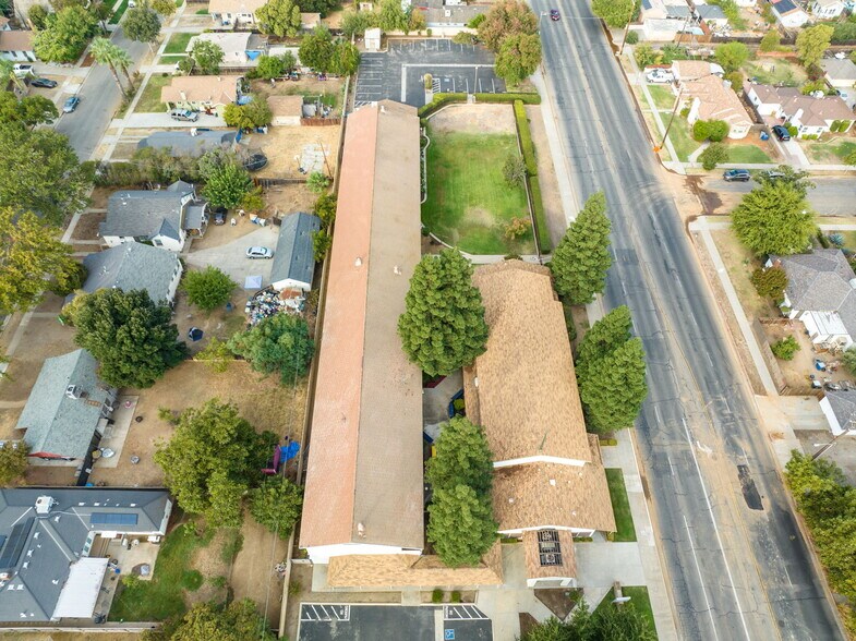 101 W Clinton Ave, Fresno, CA à vendre - Photo de l’immeuble – Image 3 sur 34