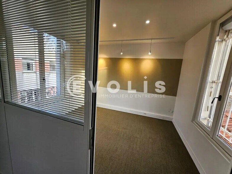 Bureau dans Cachan à louer - Photo de l’immeuble – Image 2 sur 22