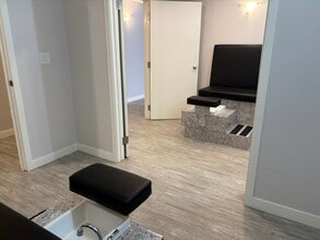 10130-10132 105 St NW, Edmonton, AB à louer Photo intérieure– Image 2 sur 3