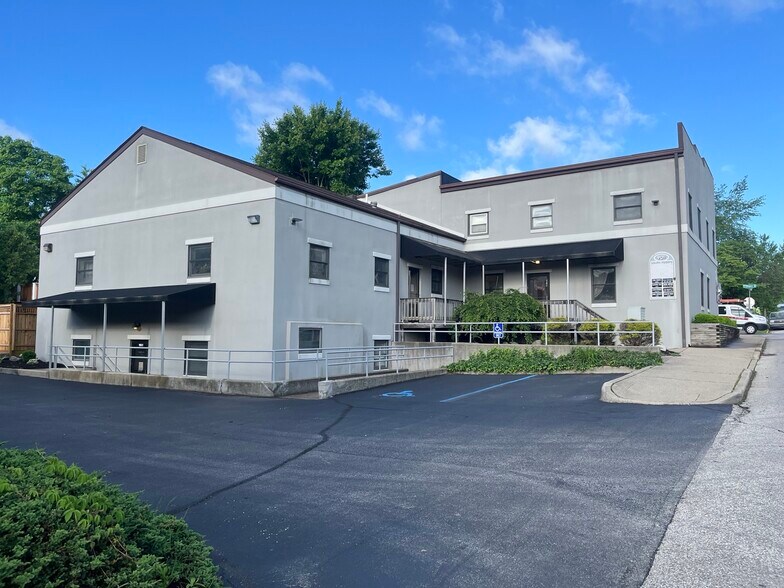 901 S Rogers St, Bloomington, IN à louer - Photo de l’immeuble – Image 3 sur 5