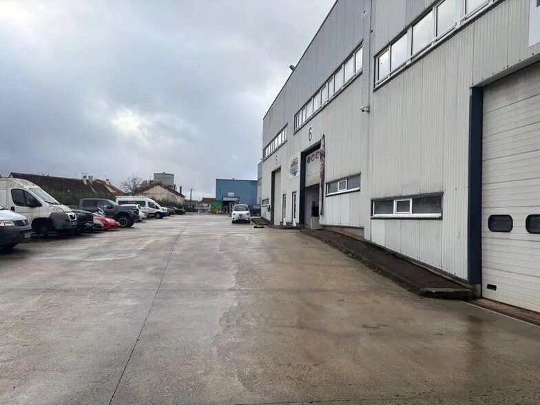 Local d'activités dans Pontault-Combault à vendre - Photo de l’immeuble – Image 3 sur 6
