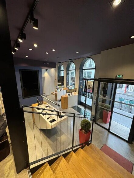 Local commercial dans Paris à louer - Photo de l’immeuble – Image 1 sur 17