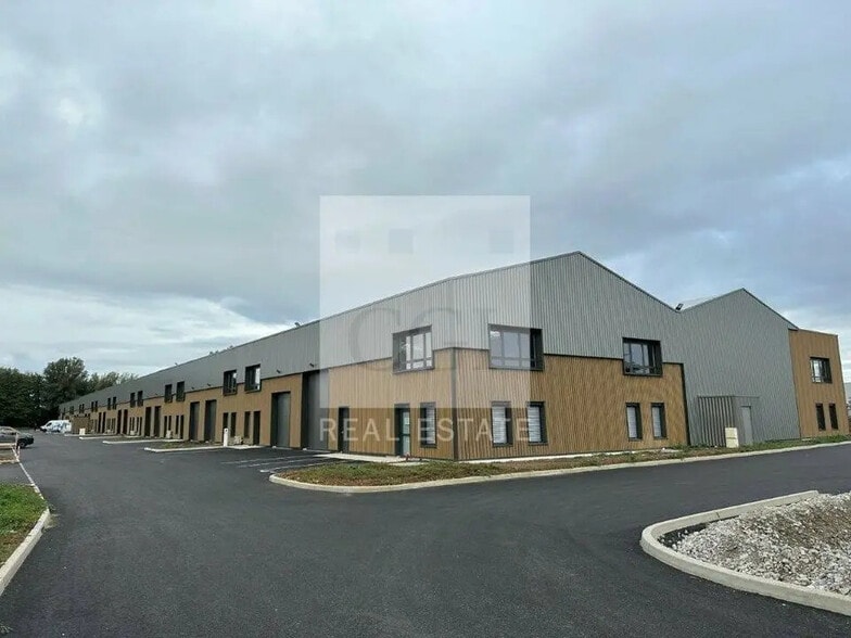 Local d'activités dans Bourgoin-Jallieu à vendre - Photo de l’immeuble – Image 2 sur 13