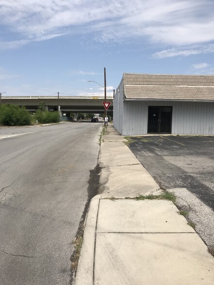 819 S Laredo St, San Antonio, TX à louer - Photo de l’immeuble – Image 3 sur 10