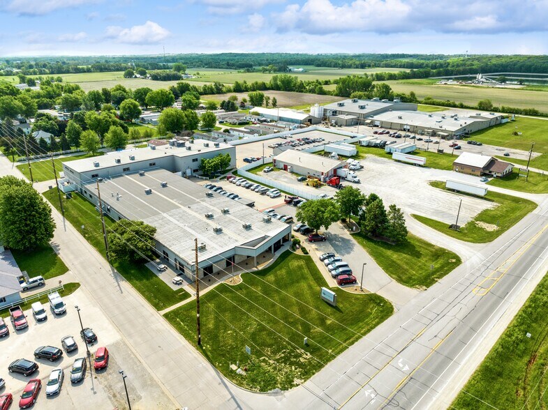 102 1st St S, Kalona, IA à vendre - Photo de l’immeuble – Image 2 sur 9