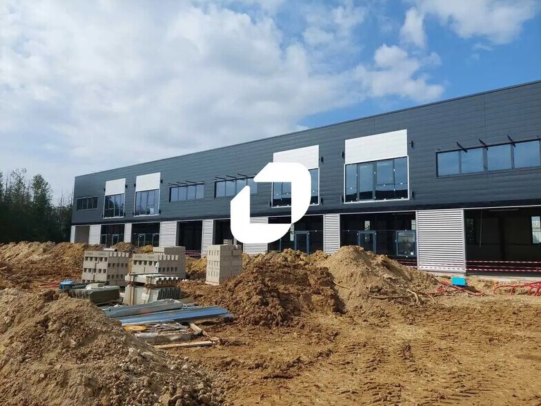 Local d’activités dans Plaisir à louer - Photo de l’immeuble – Image 3 sur 10