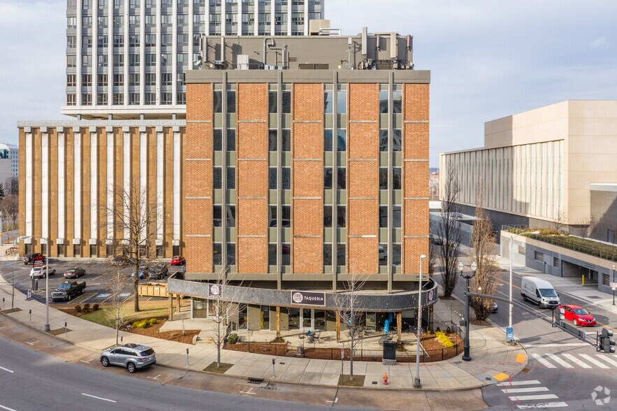300 James Robertson Pky, Nashville, TN à louer - Photo de l’immeuble – Image 1 sur 17