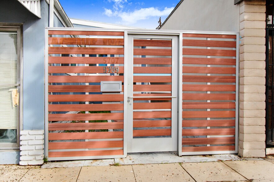 5709 E Beverly Blvd, Los Angeles, CA à vendre - Photo de l’immeuble – Image 1 sur 16