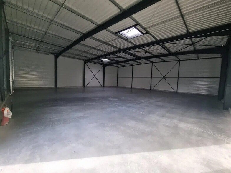 Local d'activités dans Soliers à vendre - Photo de l’immeuble – Image 3 sur 5