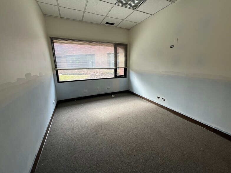 919 N Plum Grove Rd, Schaumburg, IL à vendre - Photo de l’immeuble – Image 2 sur 13