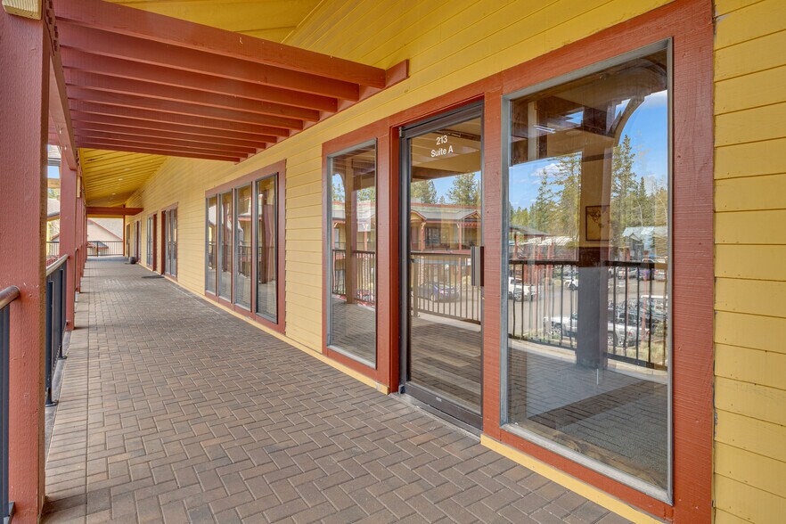 56870 Venture Ln, Sunriver, OR à louer - Photo de l’immeuble – Image 1 sur 11