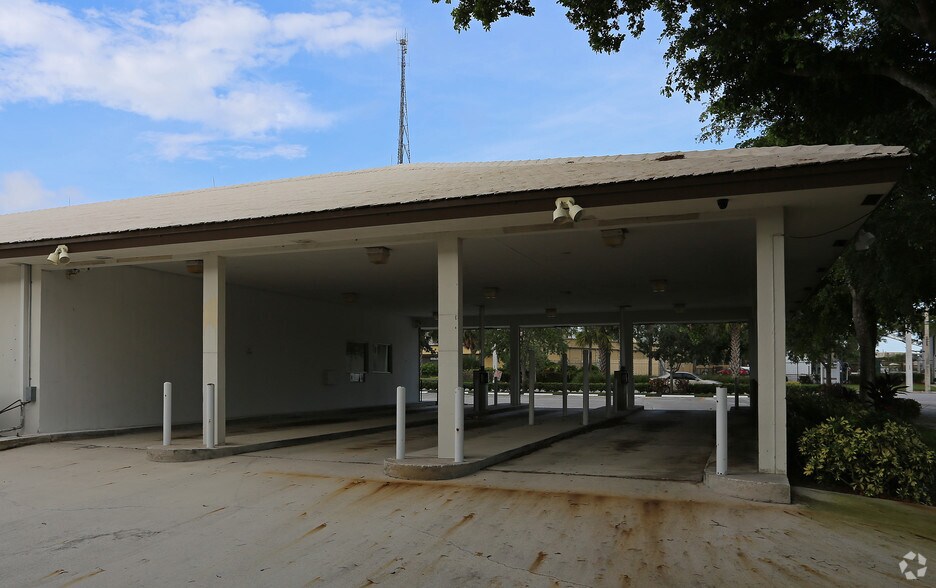 1015 10th St, Lake Park, FL à louer - Photo de l’immeuble – Image 3 sur 35