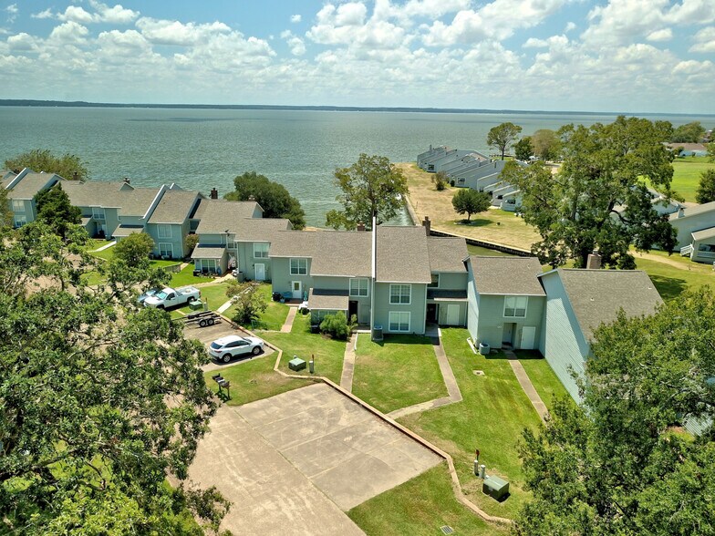 100 Edgewater Dr, Livingston, TX à vendre - Photo principale – Image 2 sur 41