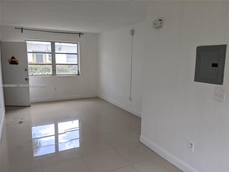 7821 Byron Ave, Miami Beach, FL à vendre - Photo de l’immeuble – Image 2 sur 5