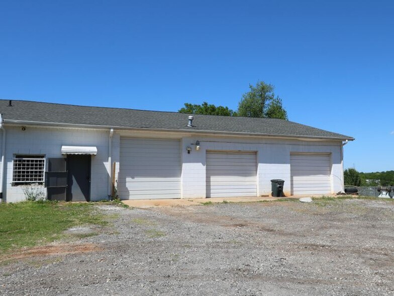 1814 E Poinsett Street Ext, Greer, SC à louer - Photo de l’immeuble – Image 1 sur 9