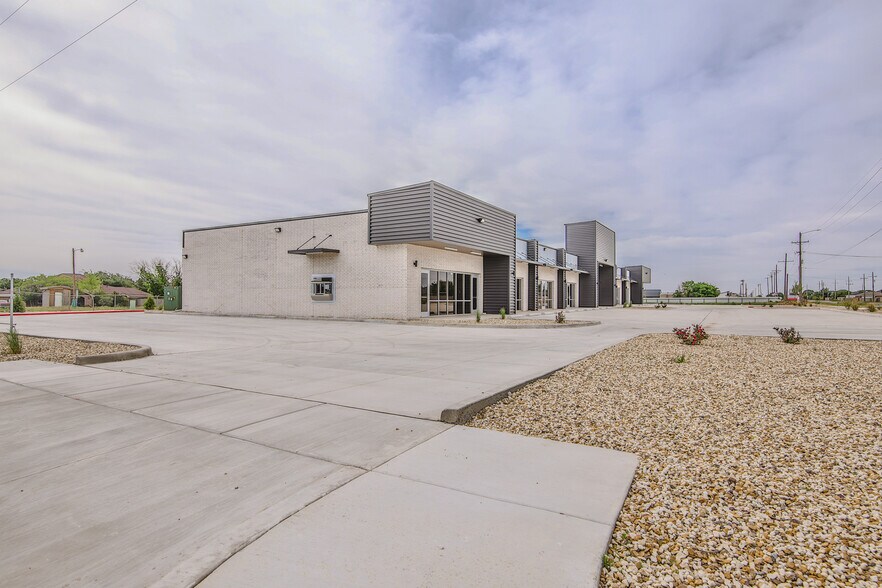 10617 University Ave, Lubbock, TX à louer - Photo de l’immeuble – Image 2 sur 12