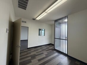 1311 E Chestnut Ave, Santa Ana, CA à louer Photo intérieure– Image 1 sur 5
