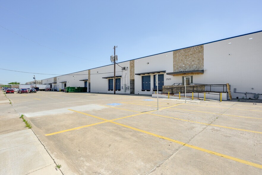 2838-2910 Anode Ln, Dallas, TX à louer - Photo de l’immeuble – Image 2 sur 8