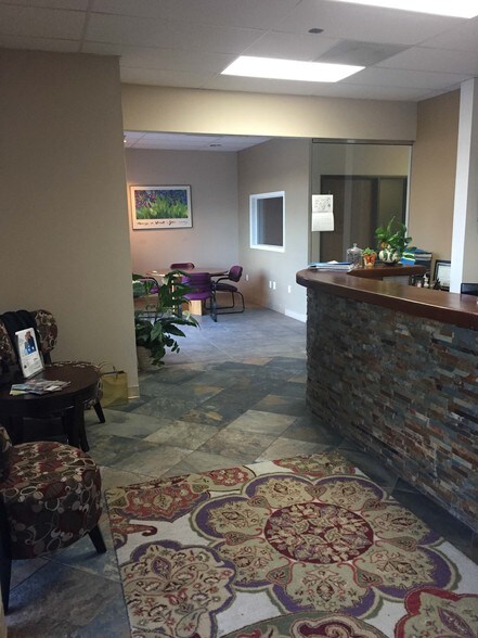 1525 E Ontario Ave, Corona, CA à vendre - Photo de l’immeuble – Image 2 sur 14