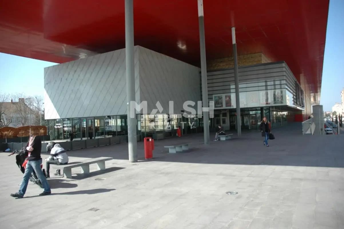 Local commercial dans Roanne à louer Photo de l’immeuble– Image 1 sur 8