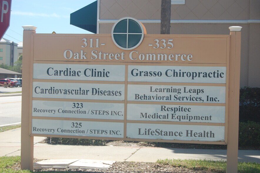 311-335 W Oak St, Kissimmee, FL à louer - Photo de l’immeuble – Image 2 sur 5