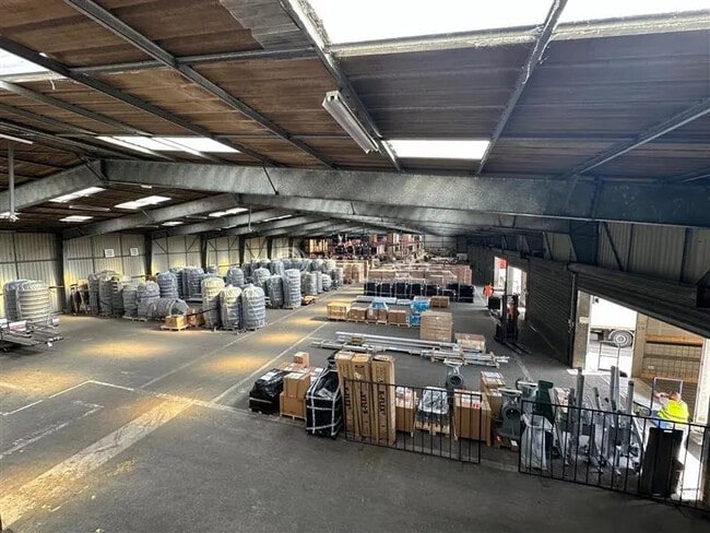 Plus de détails pour Local d'activités à louer