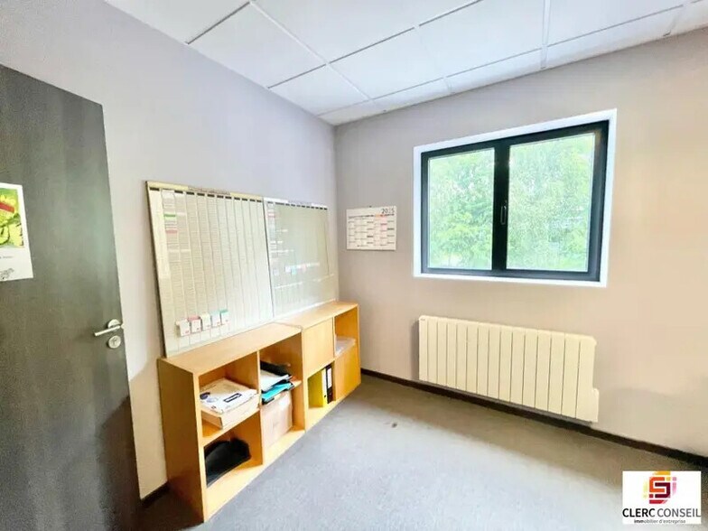 Bureau dans Saint-Jean-du-Cardonnay à louer - Photo intérieure – Image 3 sur 9