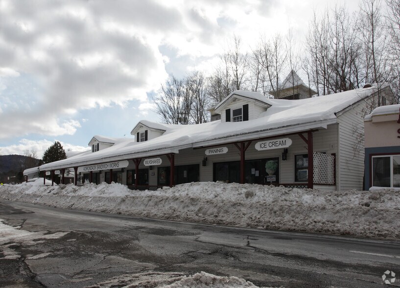 12 Beach Rd, Lake George, NY à louer - Photo principale – Image 2 sur 5