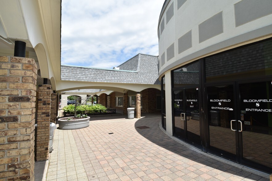 836 Park Ave, Bloomfield, CT à louer - Photo de l’immeuble – Image 3 sur 15